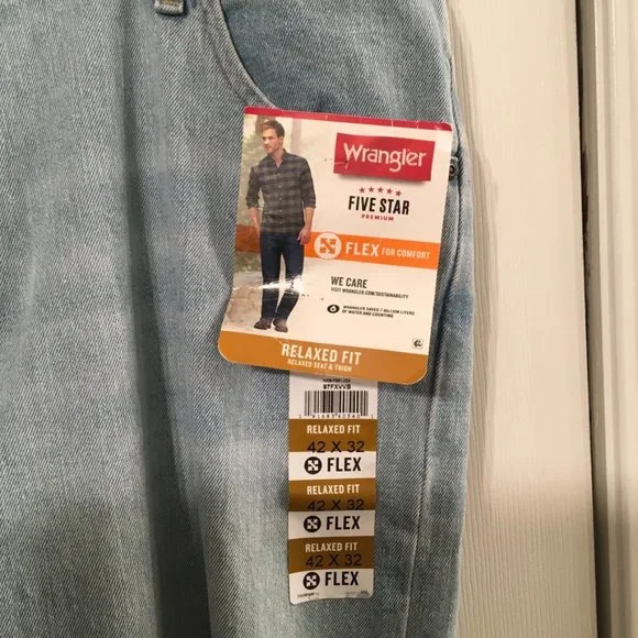 Men's Wrangler Relaxed Fit Denim Jeans - Picture 2 of 7